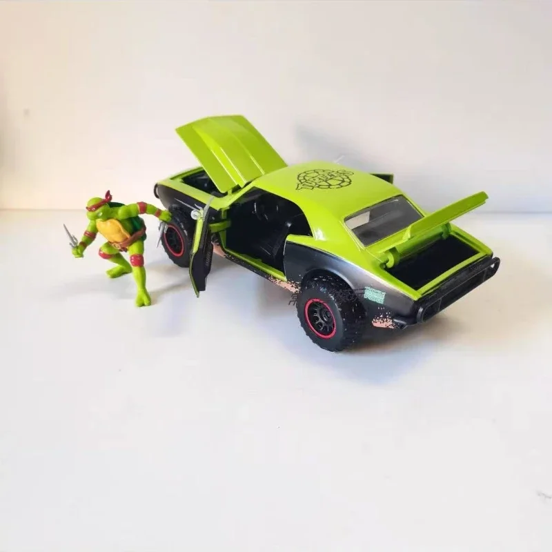 

Teenage Ninja Turtles 1:24 1967 Chevrolet Camaro die-casting car and 2.7inch Raphael doll Advanced Collection Car Models