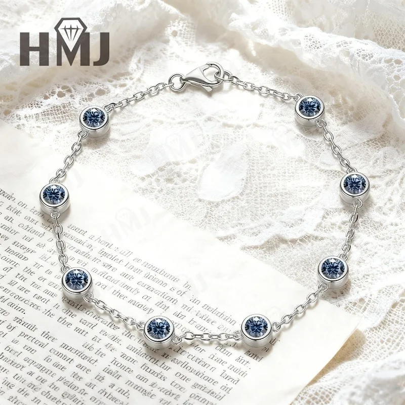 

Браслет круглой огранки с муассанитом и блестящим блеском. Вневременный дизайн. Идеально подходит для штабелирования одного ношения для повседневной элегантности.