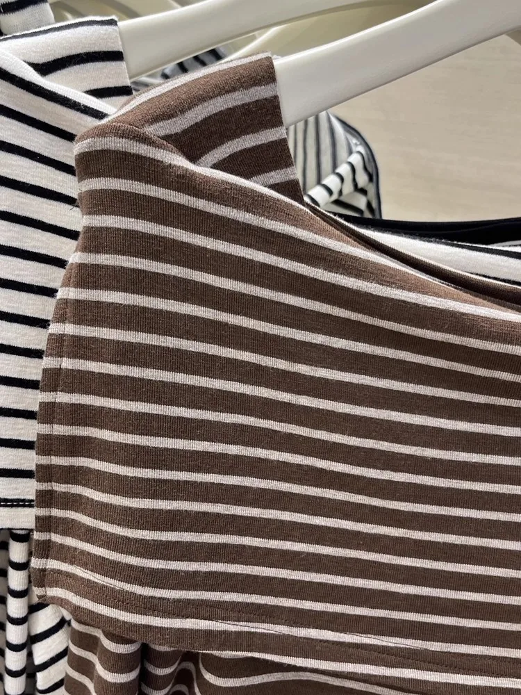 Bluzka damska plus size 300, koreański styl, w paski, długa, z jednym ramieniem, T-shirt, moda damska, casual, wyszczuplająca, na jesień.