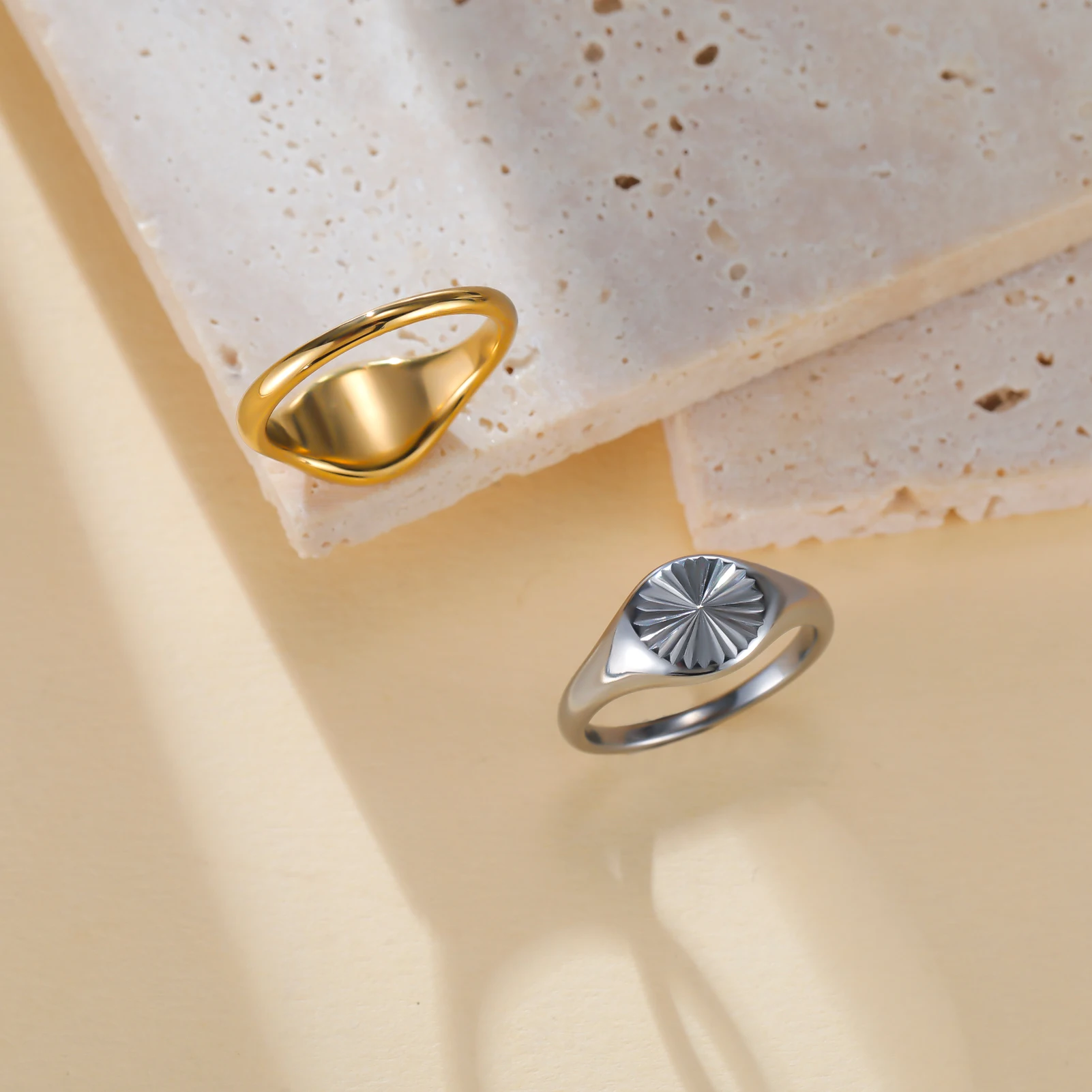 Bague Minimaliste pour Femme et Homme en Acier Inoxydable, Bague Signet Dôme Massif Plaqué Or, Bagues Vague, Bague Texture Rayons Délicates