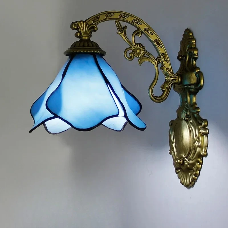 الأوروبي تيفاني الزجاج الملون الجدار مصباح غرفة نوم أباجورة الرجعية الإبداعية غرفة الطعام شرفة الممر الدرج الخفيفة