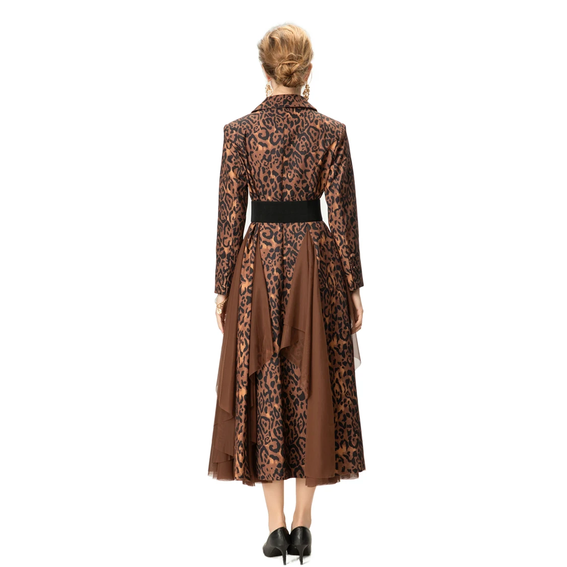 Squisito abito lungo a pois bianco e nero con cintura con fibbia dorata, gonna in tulle a strati e abito da ballo con colletto a bavero