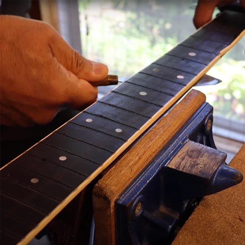 Pembongkaran leher fretboard gitar dan penggantian bantalan pemanas