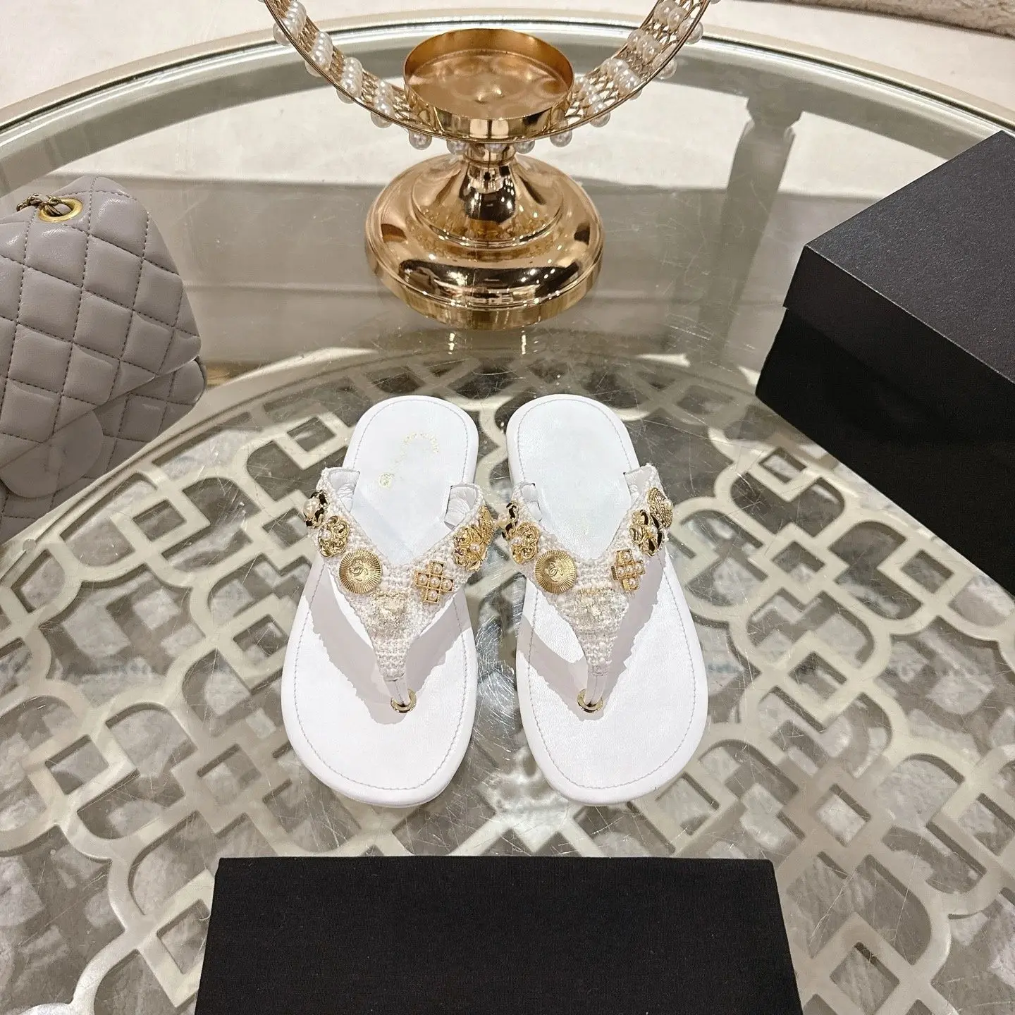 

Приподнятые сандалии нейтрального цвета: более роскошное тканое мастерство, шелковистая поддержка и гладкий дизайн — роскошь, которая чувствует себя лакомство, как это лоу.