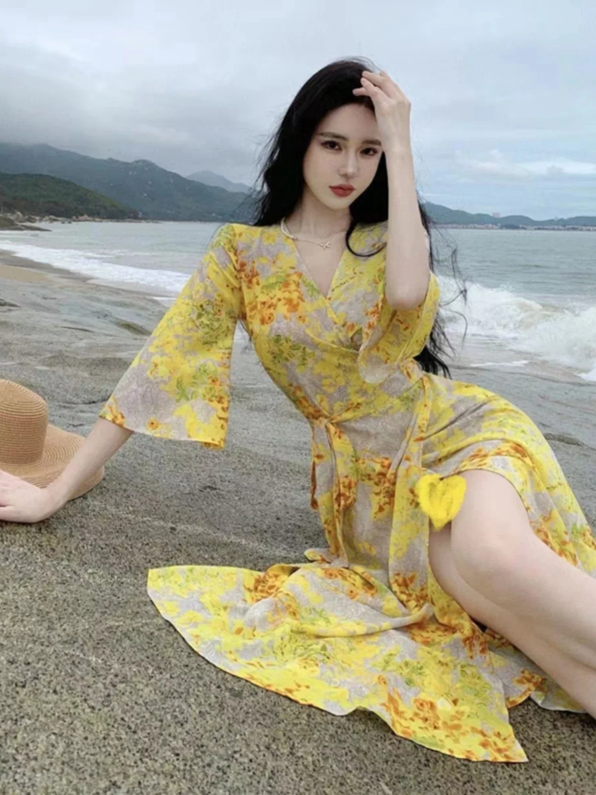 Vestido de playa envolvente de una pieza con estampado floral, estilo bata amarilla, falda midi con cuello en V y cintura alt...