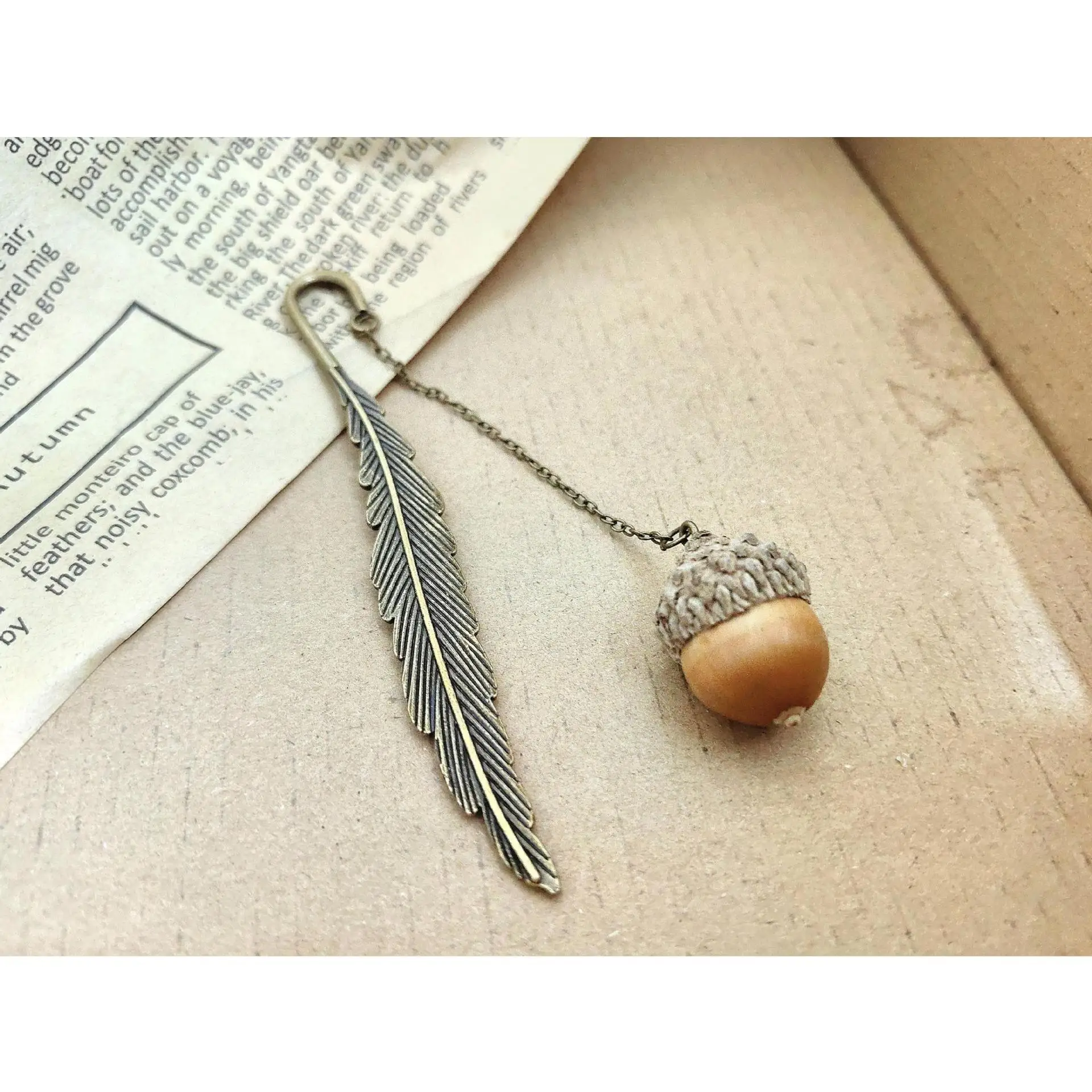 

Acorn Bookmarks-Vintage Literary Feather Metal Book Clips,Creative Student Stationery,Unique Birthday Gift Bookmarks Pendants