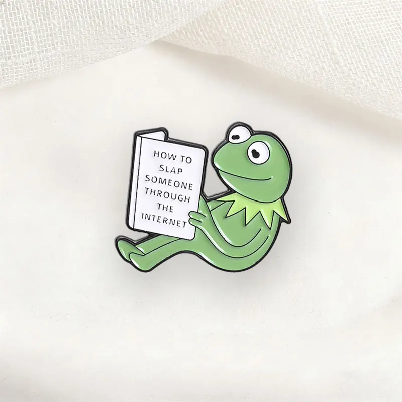 Wie man jemanden über das Internet anstoßt Emaille-Pin Cartoon Kermit Frosch Meme Buch-Lesende-Figur Brosche Taschen-Anstecknadel Schmuck Geschenke – Detail 6