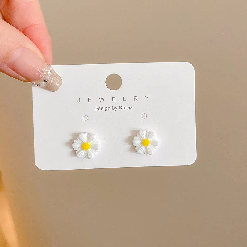 White Color Daisy Stud Earrings for Women Minimalist Korean Design Small Flower Ear Jewelry Brincos Wholesale Birthday Gift