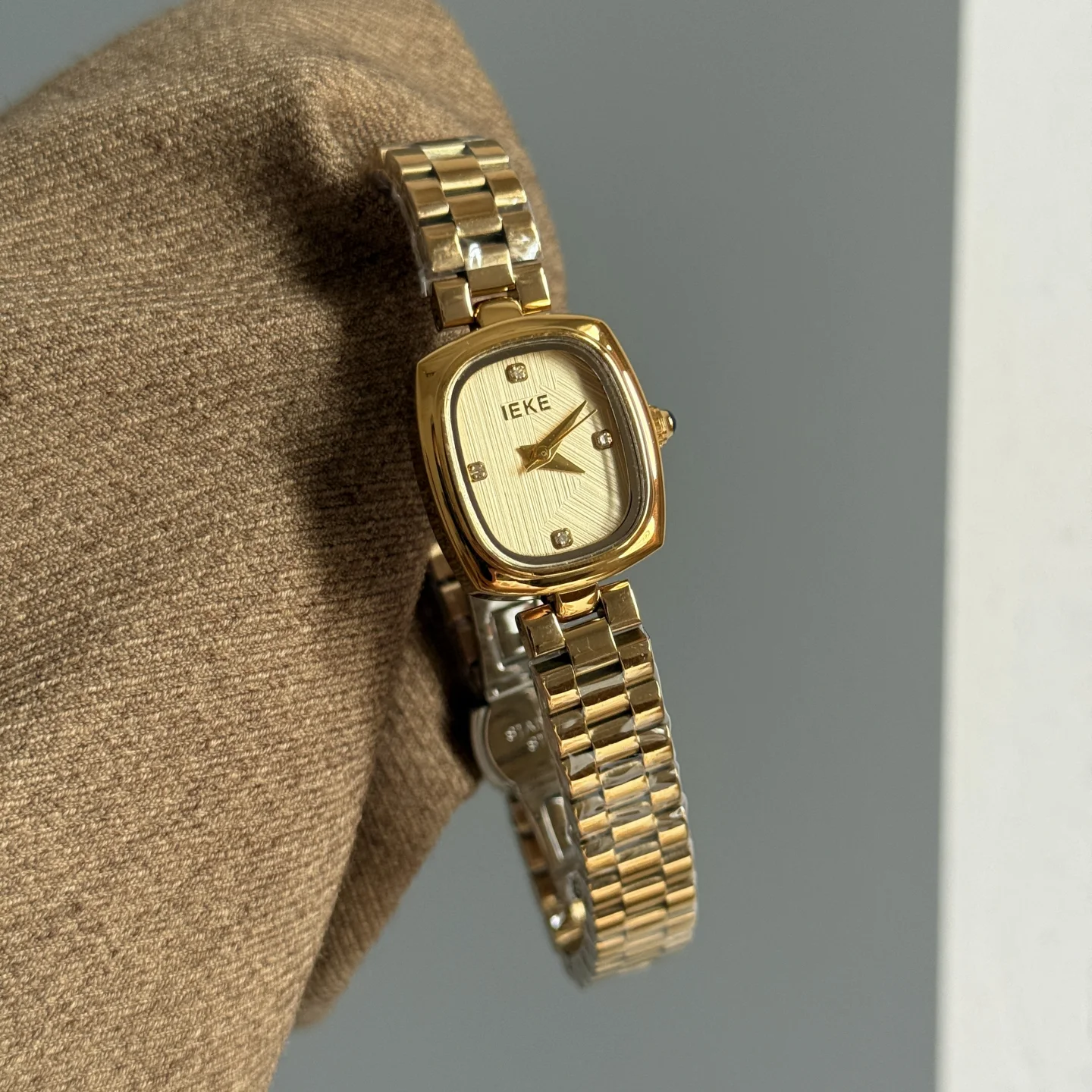 High-End, Affordable Luxury Women'S Watch With Minimalist Checkered Pattern, Steel Strap, And Chain; Fashionable Quartz Watch.
