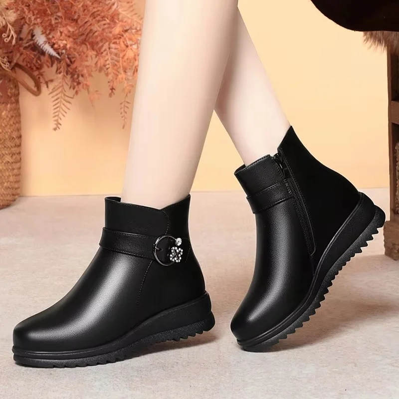 

Удобная модная обувь на плоской платформе 4 см. Зимние зимние ботинки. 2025 г. На среднем каблуке. Мягкая кожа. Короткие меховые плюшевые ботильоны. Офисные ботинки для мамы.