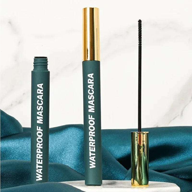 Smudge-proof mascara for a long-lasting, waterproof finish and a natural look