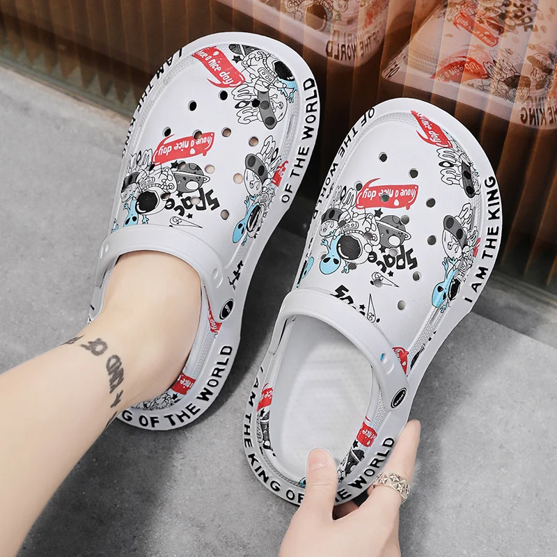 2024 Summer New Men\'s Slippers Outdoor Garden Clogs Male Casual Shoes Fashion Luxury Sandals Comfort Home Soft Slippers 39-45