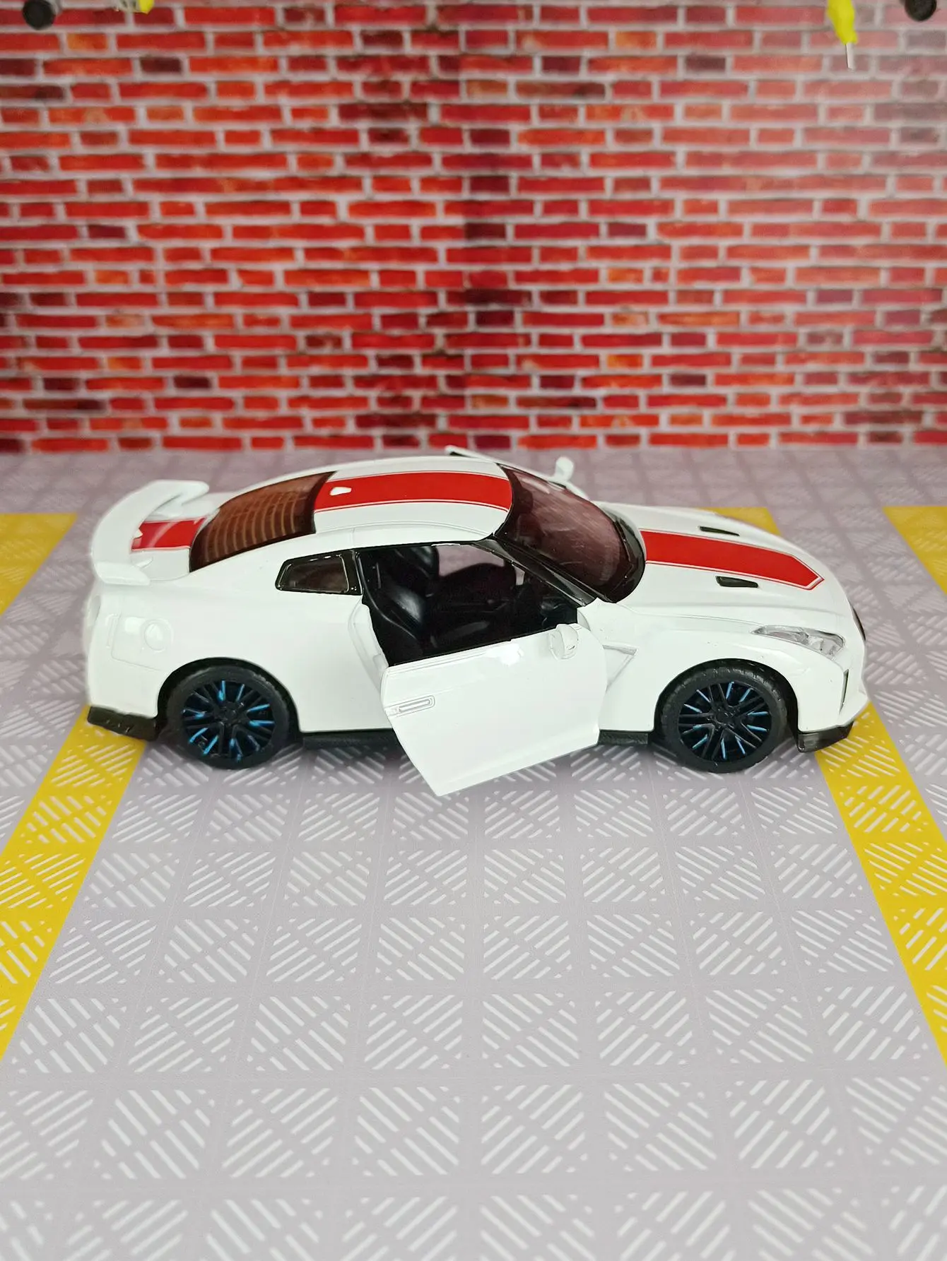 1:32 Nissan GTR R35 50th coche en miniatura de aleación de juguete fundido a presión Metal sonido y coche ligero juguetes para niños vehículo