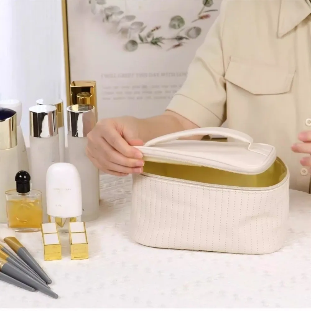 Borsa portaoggetti multiuso per il lavaggio da viaggio Borsa per trucco portatile carina di grande capacità Borsa per cosmetici per torte in pelle PU tinta unita all'aperto