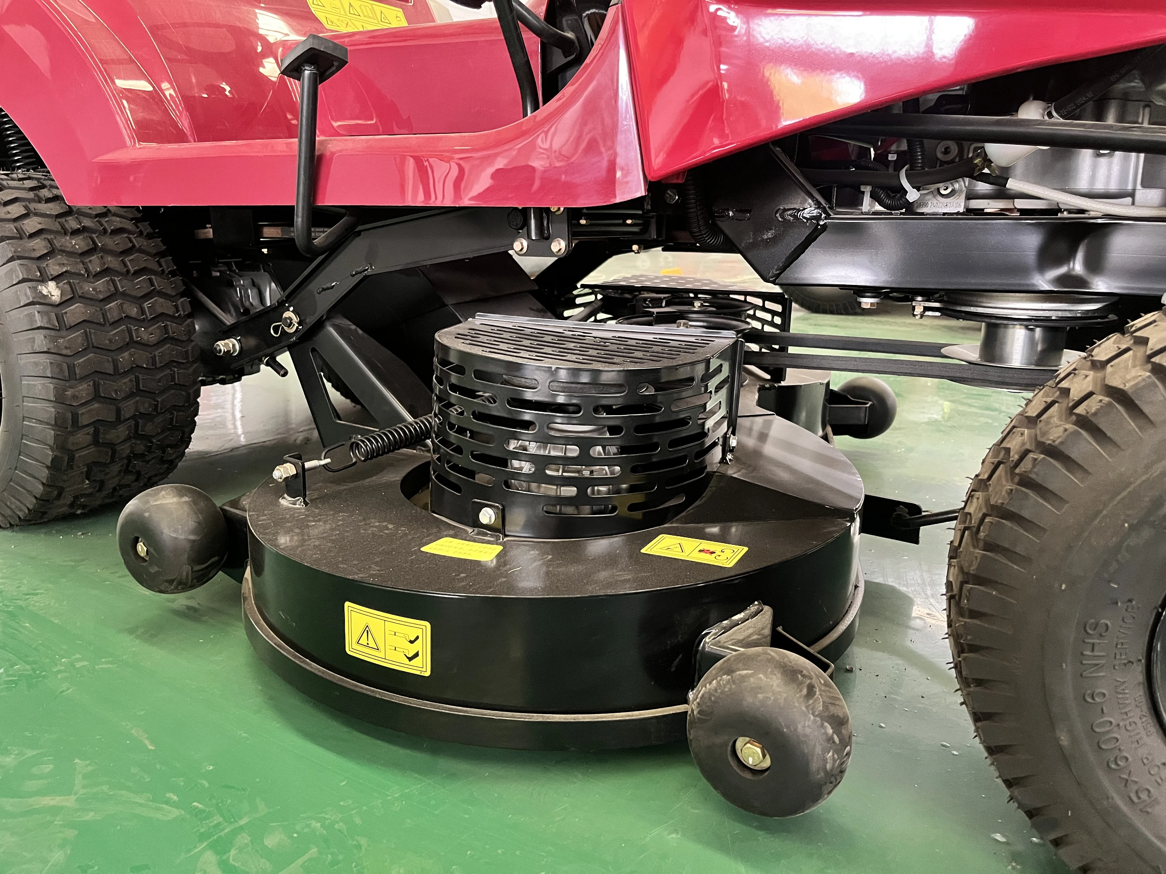 Customized Four-Wheel Drive Lawn Mower, Powerful Engine, Riding Lawn Mower, Bandwidth Platform