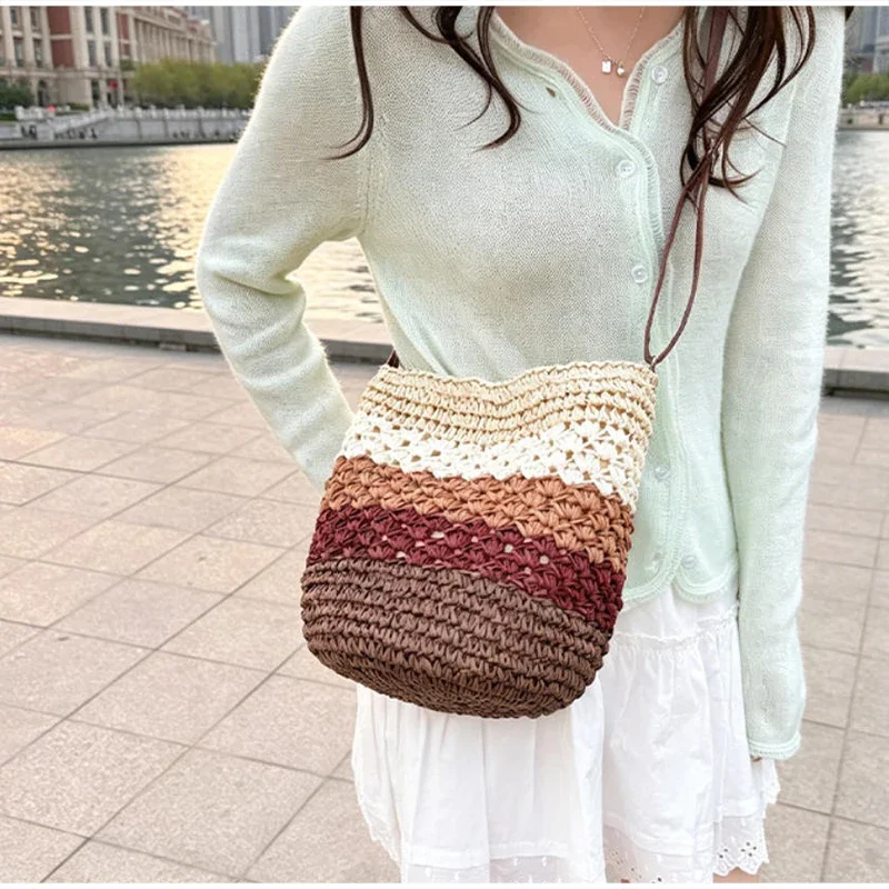 Gestreifte Colorblock-Strohtasche zum Umhängen, handgefertigte Bucket Bag für den Strandurlaub, Damen Sommer Casual Handtasche mit Farbkontrast – Detail 13