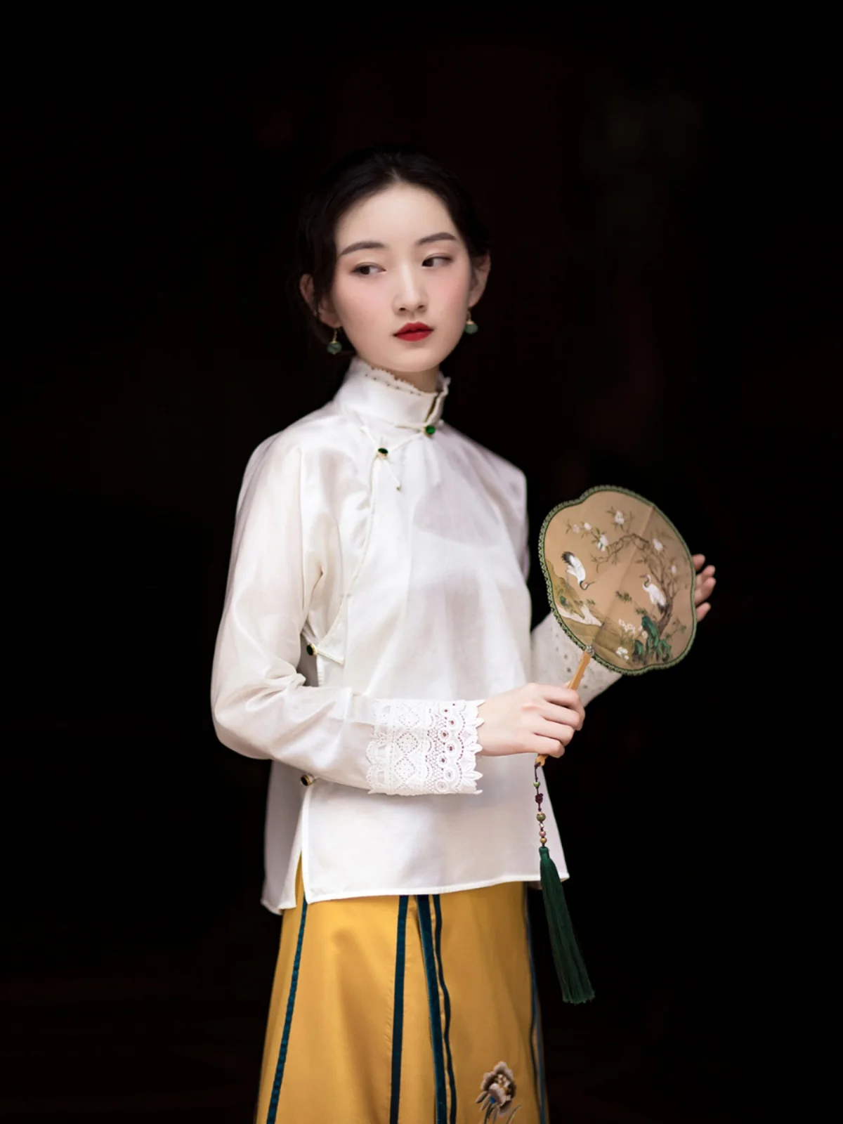 

Шелковая атласная блузка ручной работы с вышивкой пуговицами и кружевным воротником в китайском стиле, ретро-топ в стиле Республики Китай, с пышным воротником.