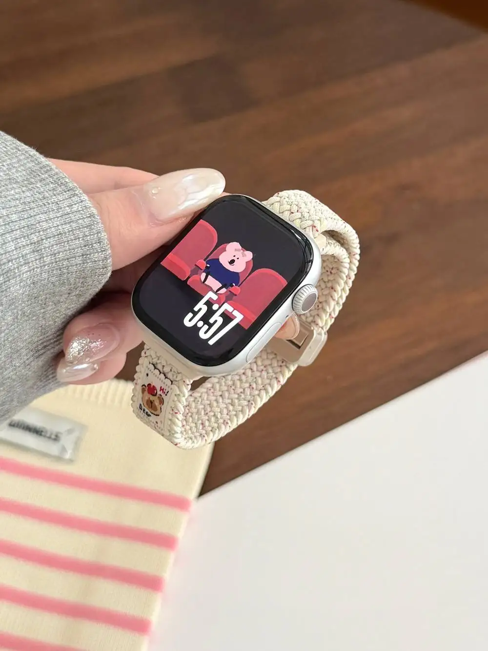 素敵な漫画のクマの磁気ナイロンループ Apple Watch バンド女性 10/9/8/7/6/5/4/3 SE 40 ミリメートル 41 ミリメートル 44 ミリメートル 45 ミリメートル 46 ミリメートル 49 ミリメートルストラップ