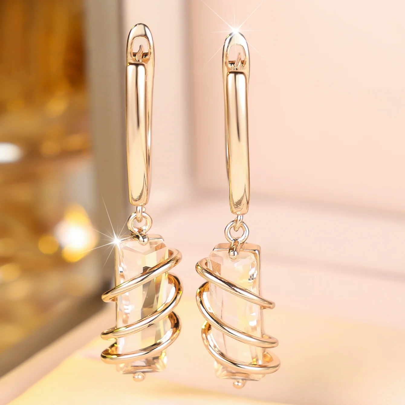 Kleine geometrische, niedliche Damen-Creolen mit weißen Zirkonsteinen für Frauen, Vintage-Goldfarben, Hochzeitsschmuck