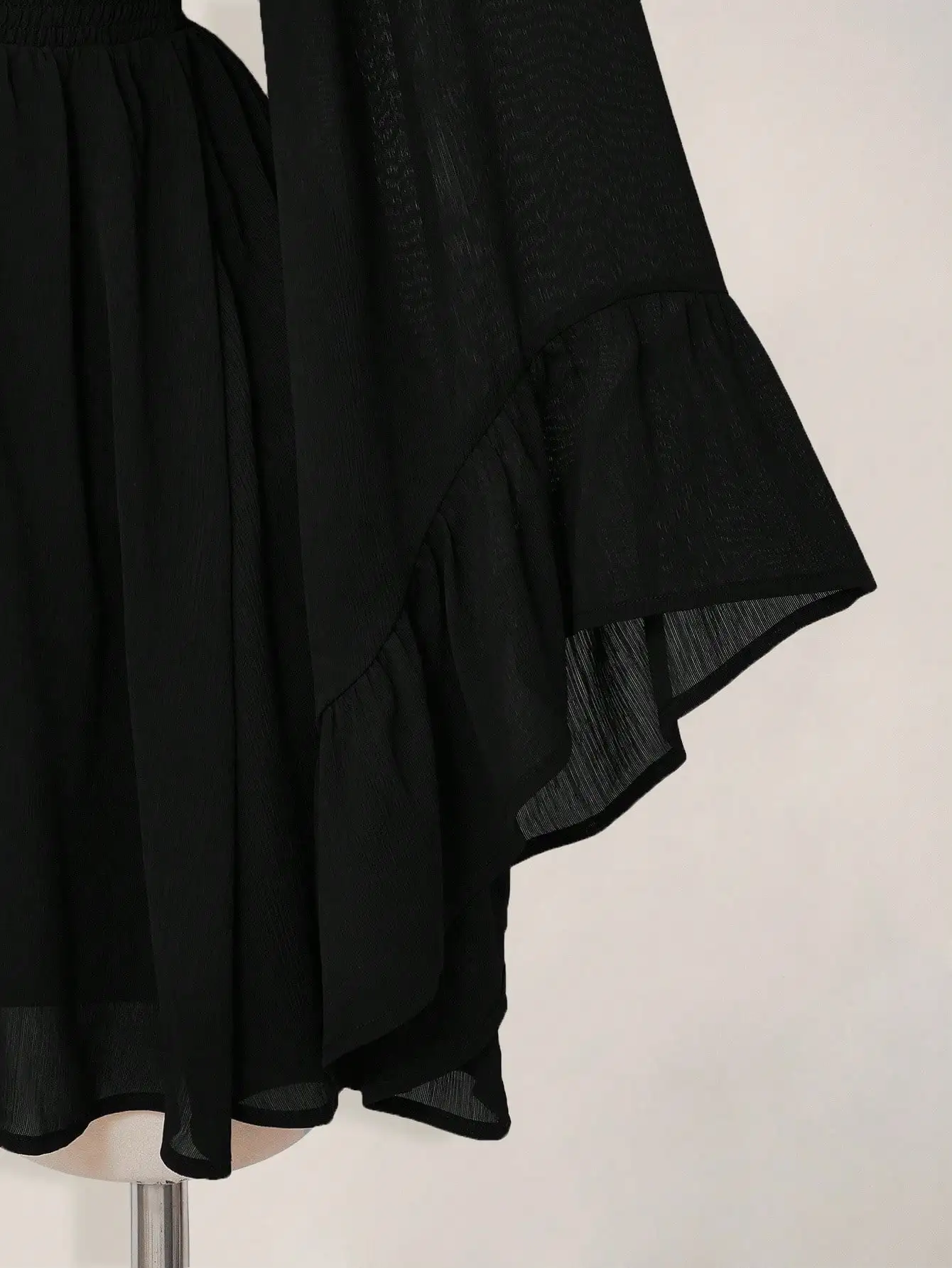 

Черное мини-платье с V-образным вырезом, приталенное, с расклешенными рукавами, в элегантном готическом стиле