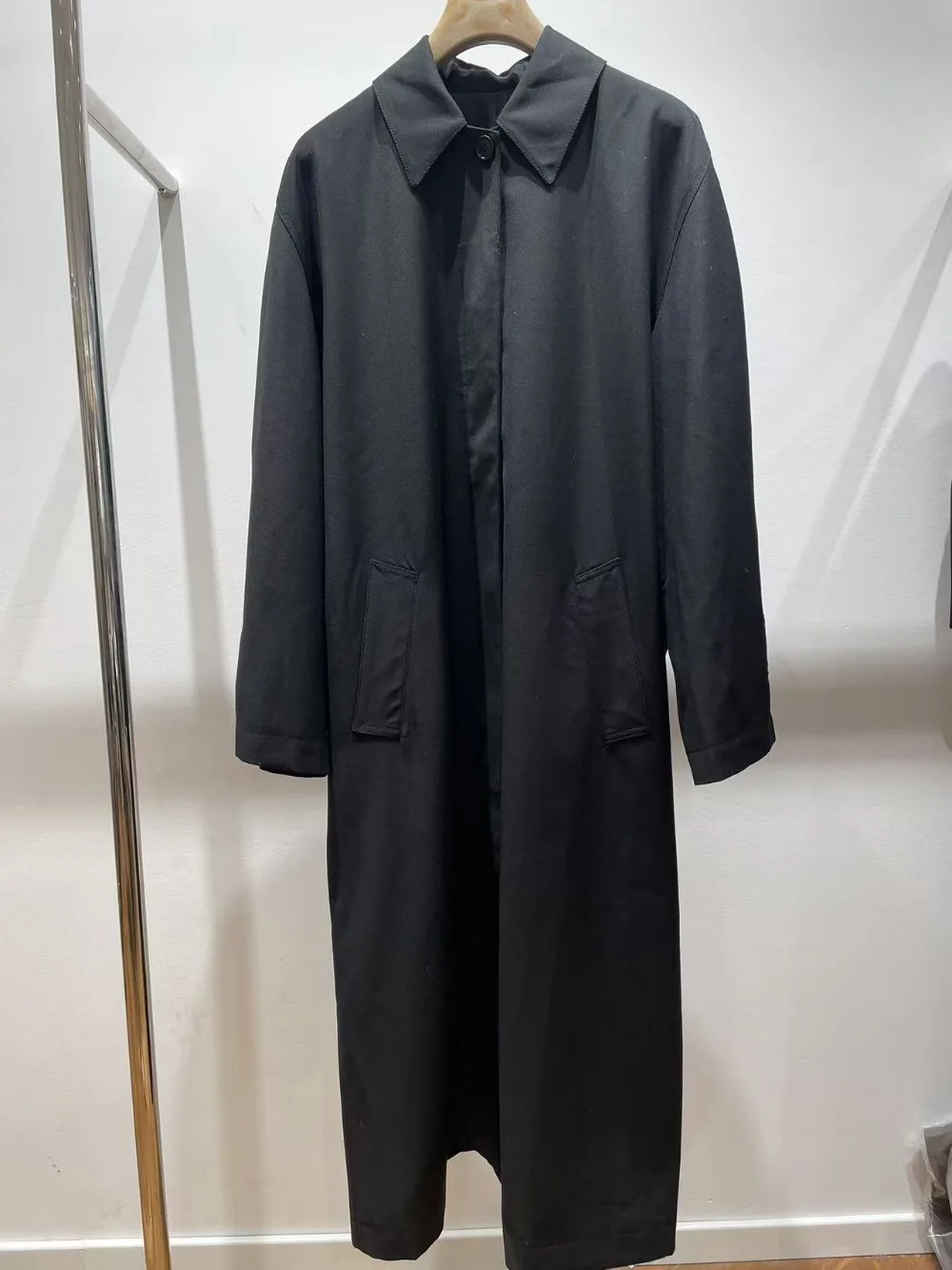 Jesienny minimalistyczny długi płaszcz trencz z rozcięciem dla kobiet