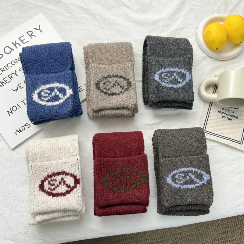 

Новинка 2025 года, зимний новогодний красный вязаный шарф с дикой атмосферой, термовязательный карманный шарф, универсальный однотонный шарф