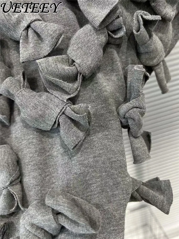 2025 春夏の新ニッチデザインセンスフラワー装飾半袖 Tシャツ気質シンプルなカジュアルトップ女性のための