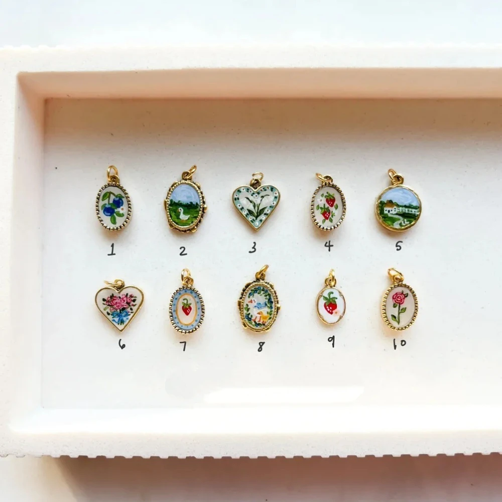 Vielseitiger, modischer Anhänger im ländlichen Stil mit Blaubeeren- und Rosenmotiv zum Selbermachen für Schmuck. – Detail 2