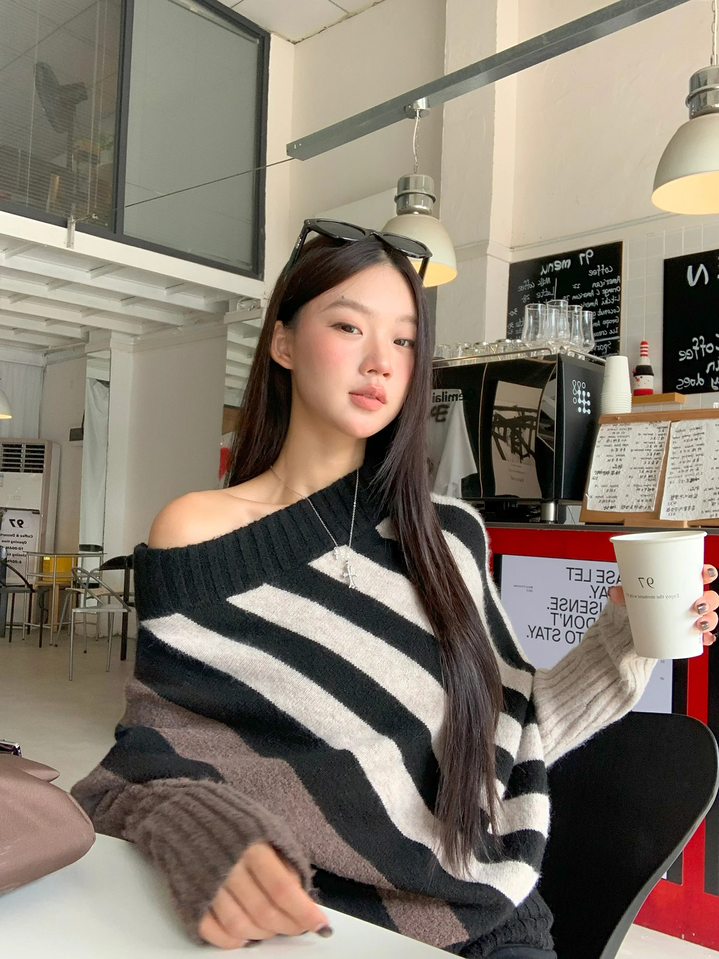 كنزة نسائية فضفاضة بأكمام طويلة وتصميم مخطط بأسلوب كاجوال أنيق للخريف #1