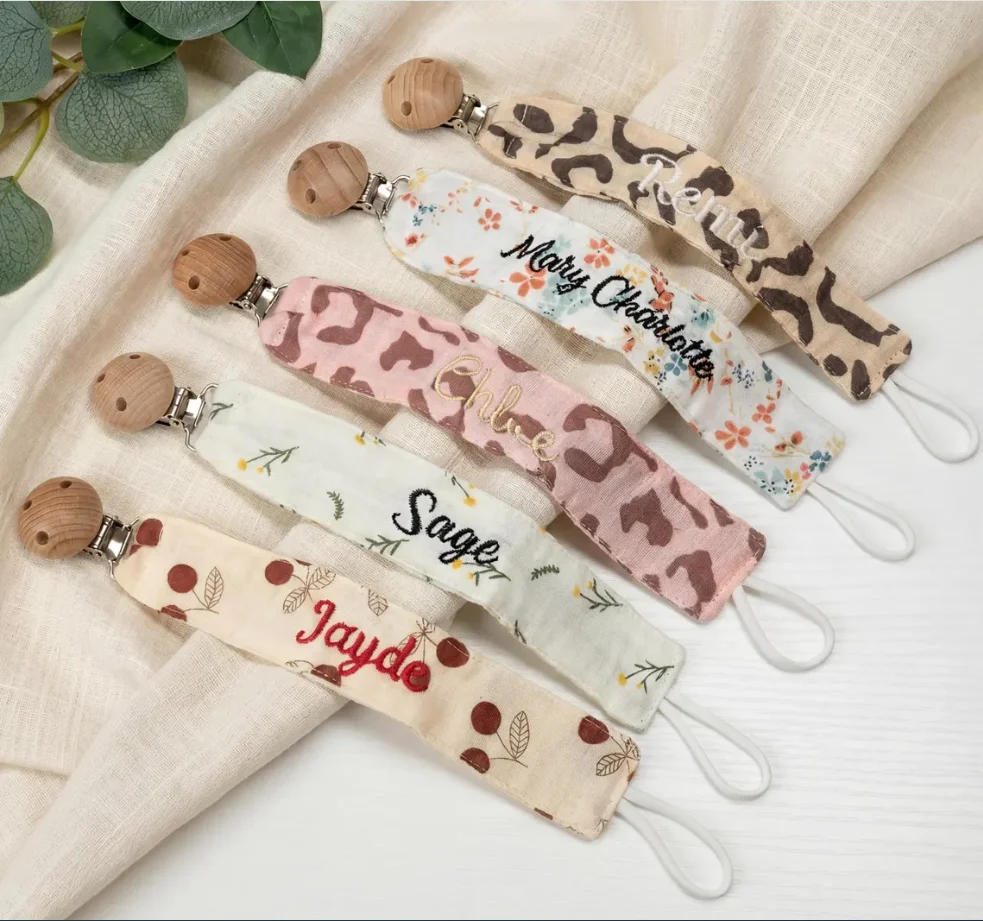 

Персонализированный держатель для пустышки с именем, в стиле бохо, с вышитой монограммой, подарок на выписку/на рождение ребенка, хлопковый аксессуар для малышей