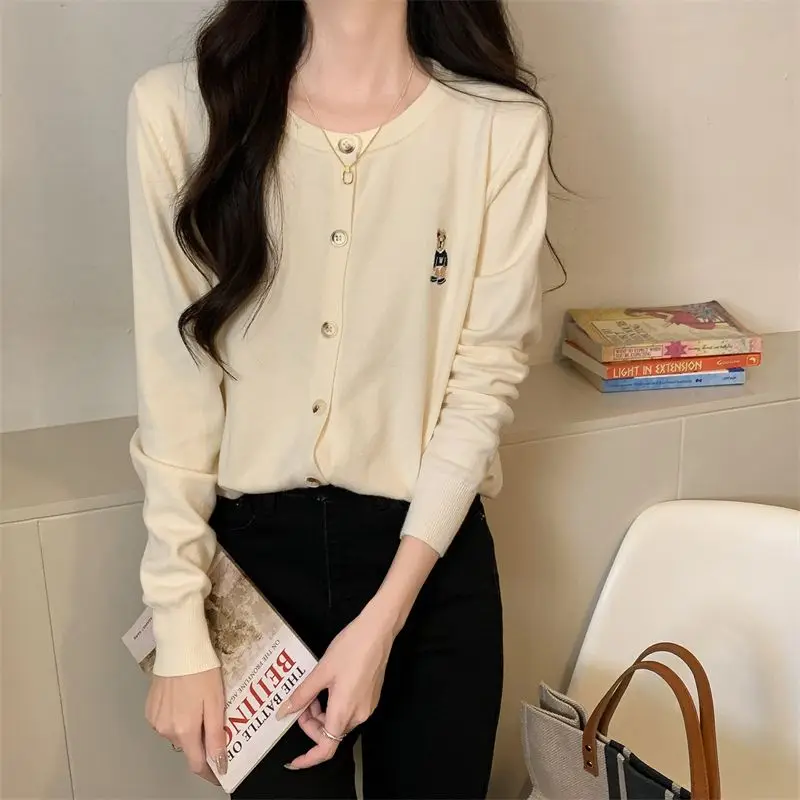 

College Style New Fashion Bear Embroidery Sweater Women Autumn Winter Base Shirt Long-sleeved Short Top