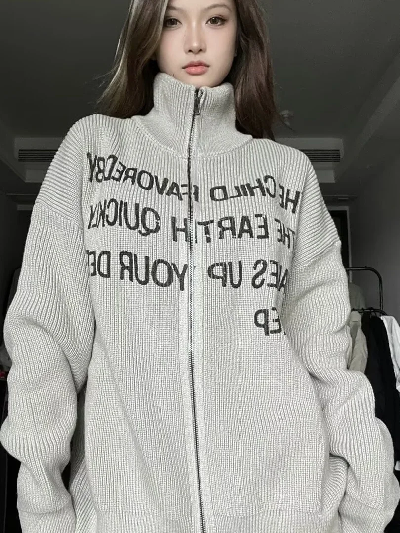 

American Retro Printed Letter Knitwear Cardigan Loose Fit Stand Collar Long Sve Polyester Fiber Casual Outerwear for Couples