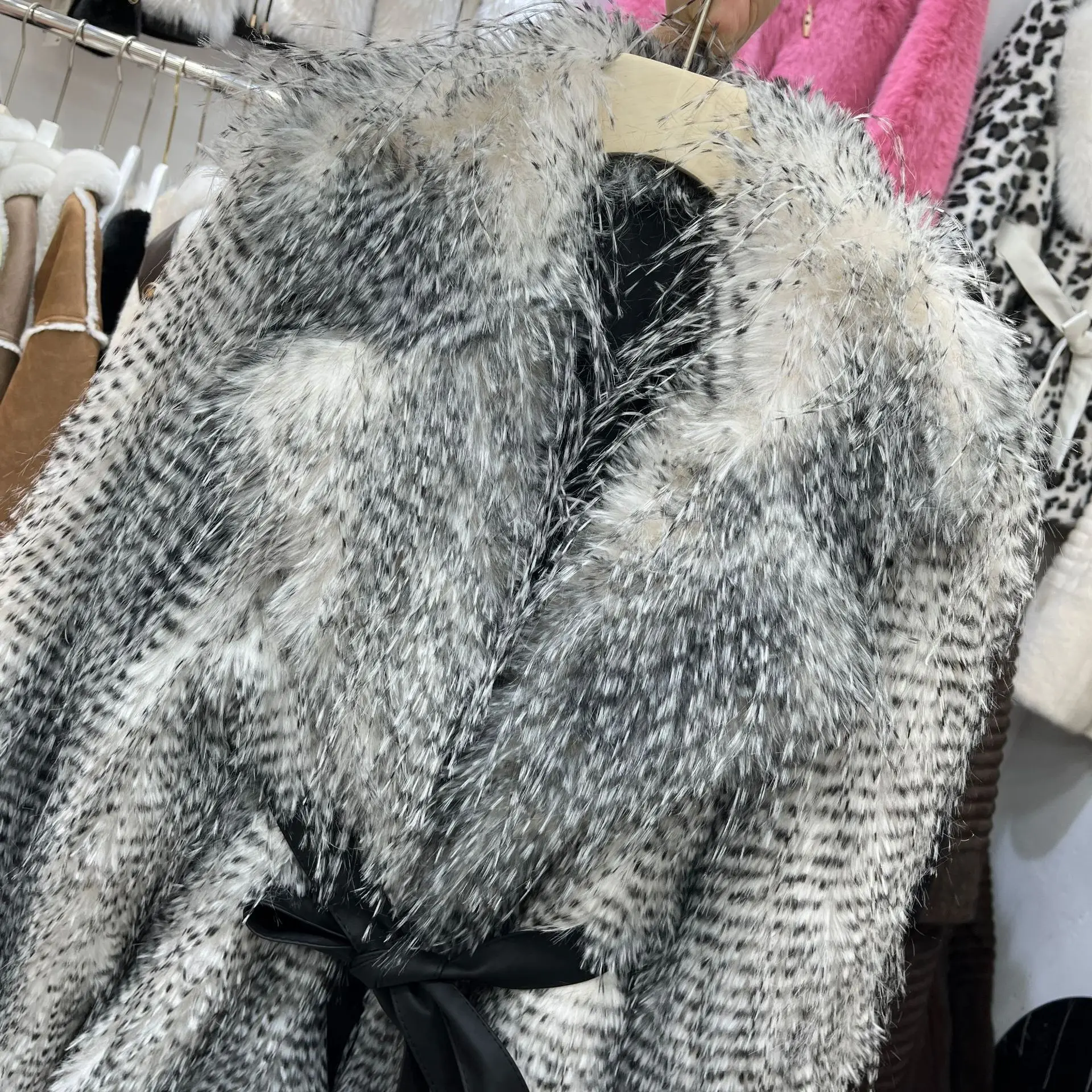 Faux Vos Bontjas voor Vrouwen Kwastje Gradiëntkleur Korte Winter Parka 2025, Nieuwe Europese Stijl Dikke Warme Pluche Bovenkleding