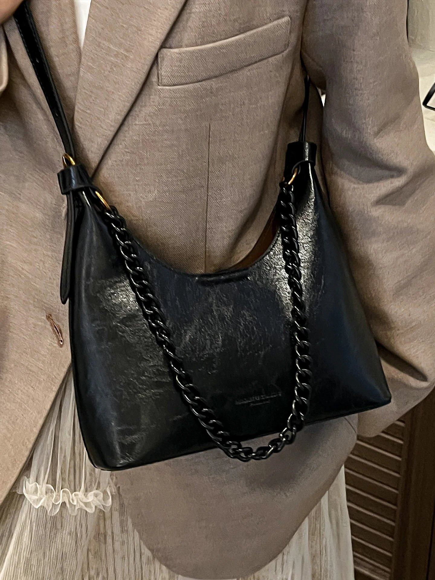 

Модная женская сумка-цепочка на плечо 2025: Новинка осенне-зимнего сезона, универсальная городская сумка через плечо в корейском стиле