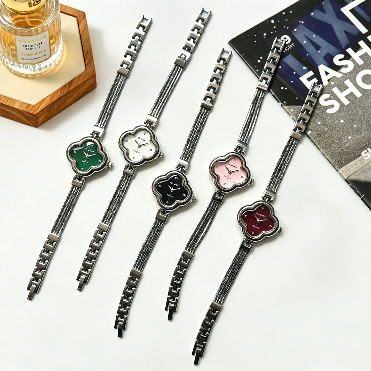 Casual Retro Gold Flower-Shaped Quartz Bracelet Watch with Fine Chain, Women's Watch, Niche Light Luxury Fashion Watch