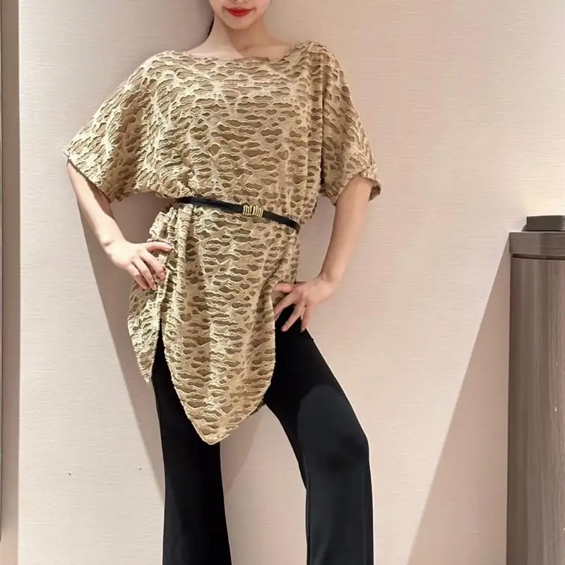 カスタムメイドのラテンダンスドレス、イレギュラーなルーズカバーシャツ、斜め肩の五分袖、ベルト付き、教師の練習用