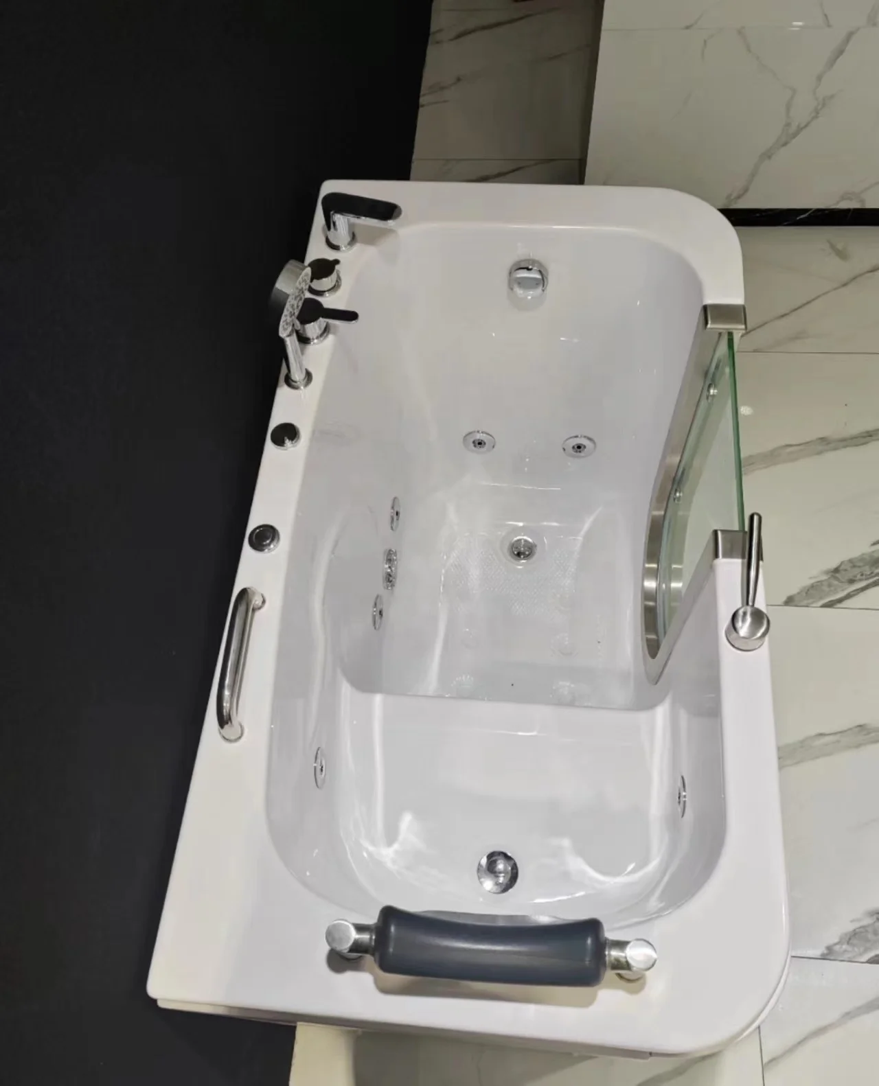 Intelligent Modern Bathtub Accessible Side Door Apron Constant Temperature Bubble Massage For Elderly Walk In Home Villas Use