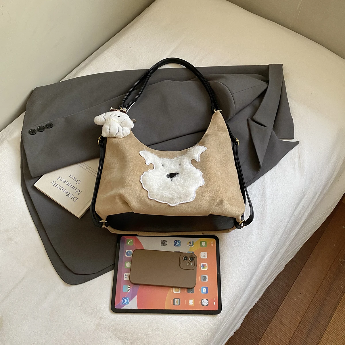 Herbst & Winter Damen Multifunktionale Umhängetasche Niedliche flauschige weiße Hundegesichtshandtasche Täglicher Gebrauch Seitentasche für Damen Rucksack