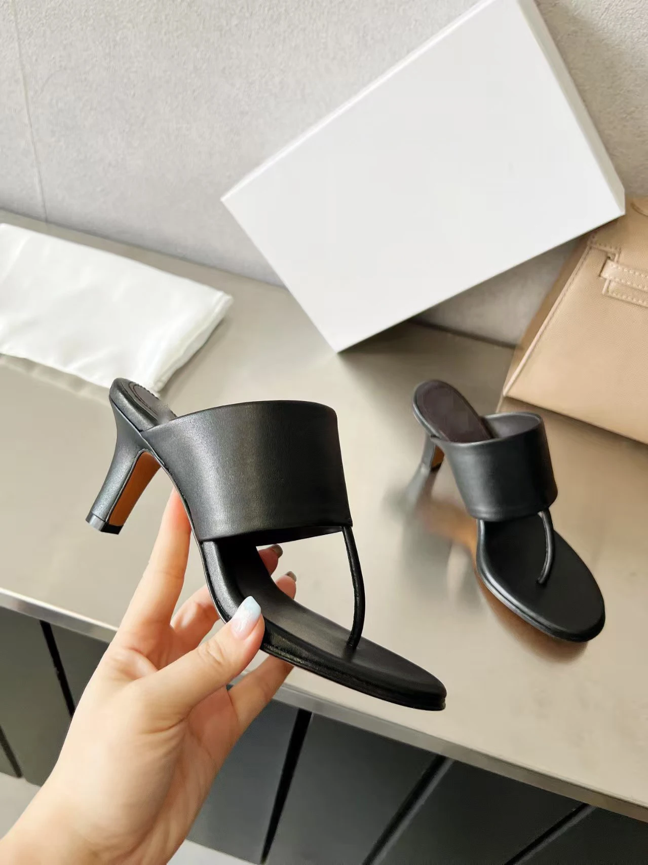 شباشب سوداء مفتوحة من الأمام بكعب عالٍ للنساء من الجلد الطبيعي بحزام واحد شرائح صيفية بكعب رفيع شباشب عصرية للنساء