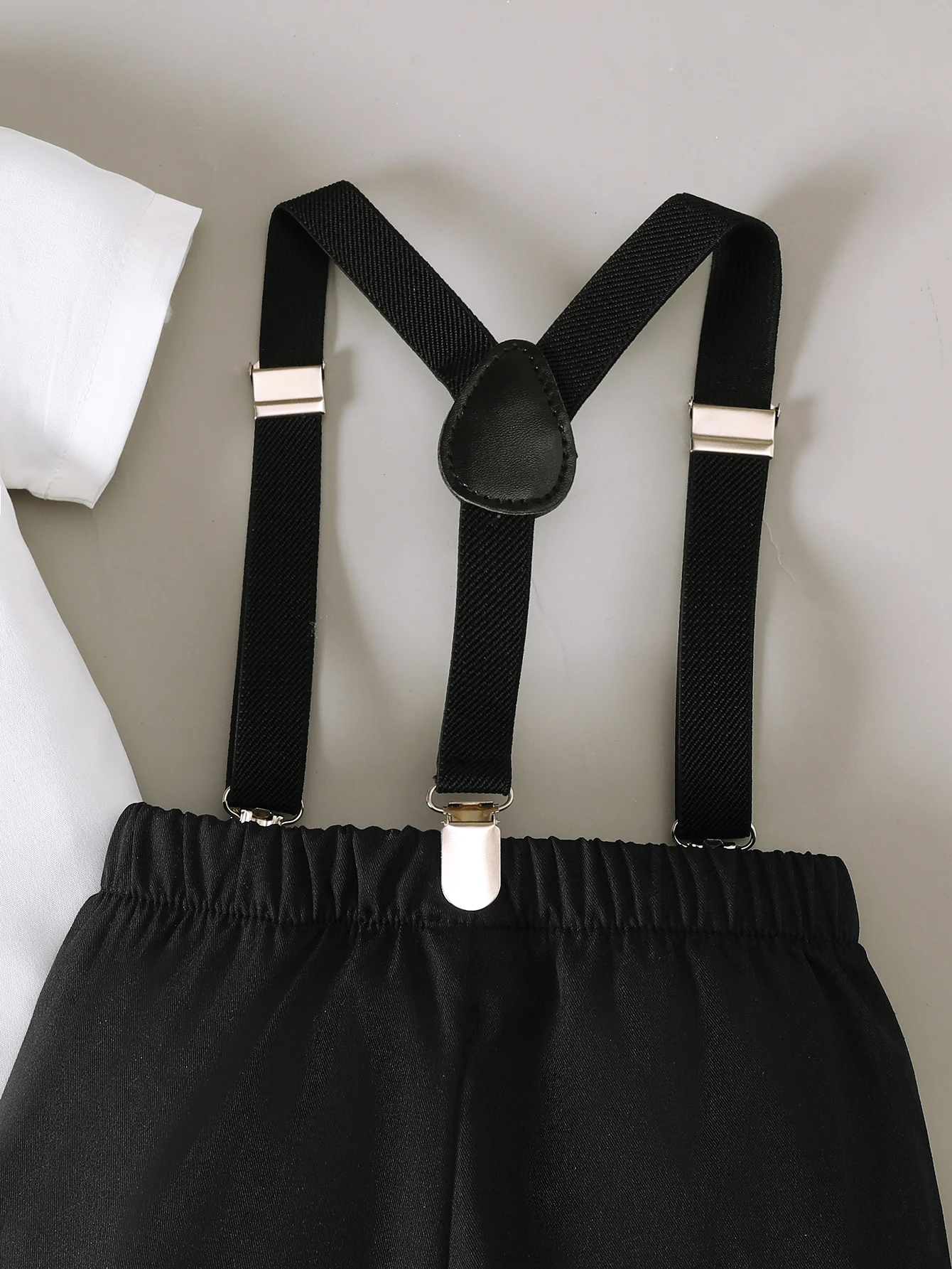 Baby-Jungen-Set: Schwarzes Hemd mit Kragen und Fliege, Kurzarm-Oberteil und schwarze Shorts, geeignet für 0-3 Jahre alte Baby-Jungen, Sommer-Set im kleinen Gentleman-Stil. – Detail 5