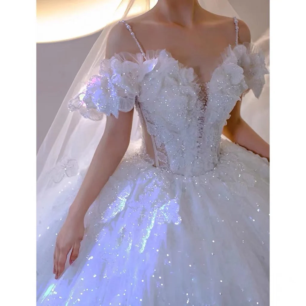 สปาเก็ตตี้สายคล้องชุด Sparkly Sequined Off Shoulder Ruffle Applique Ball Sweetheart หรูหราเจ้าหญิงเจ้าสาว Gowns