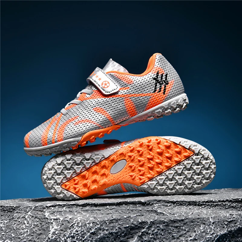 

A pair of children's four-season leather football shoes with studs, wear-resistant football shoes, sizes 32-39，HXH-ZJ885