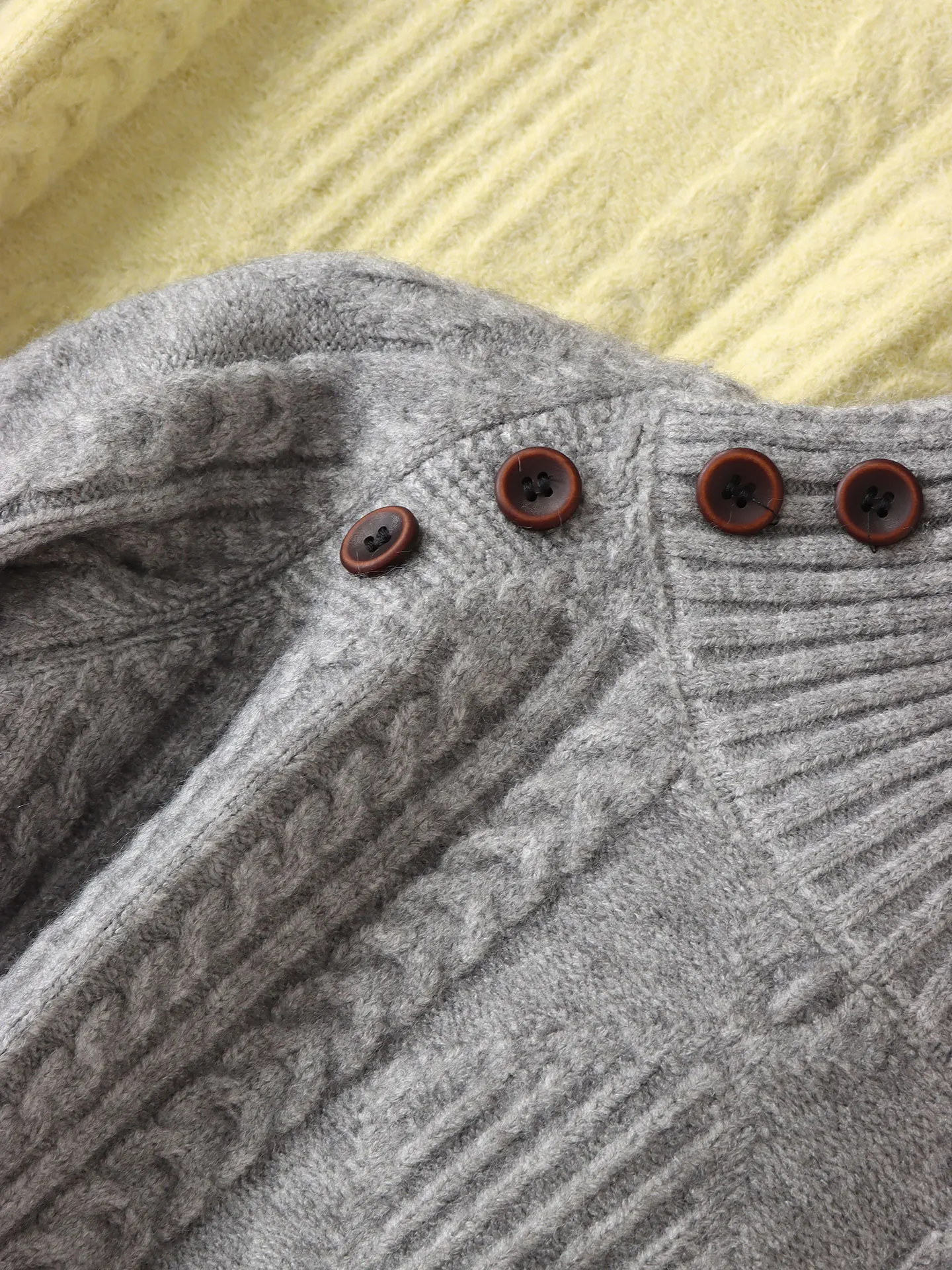 سترة نسائية محبوكة بياقة عالية دافئة مع تصميم زر مائل للخريف والشتاء سترة ناعمة مريحة من القمح