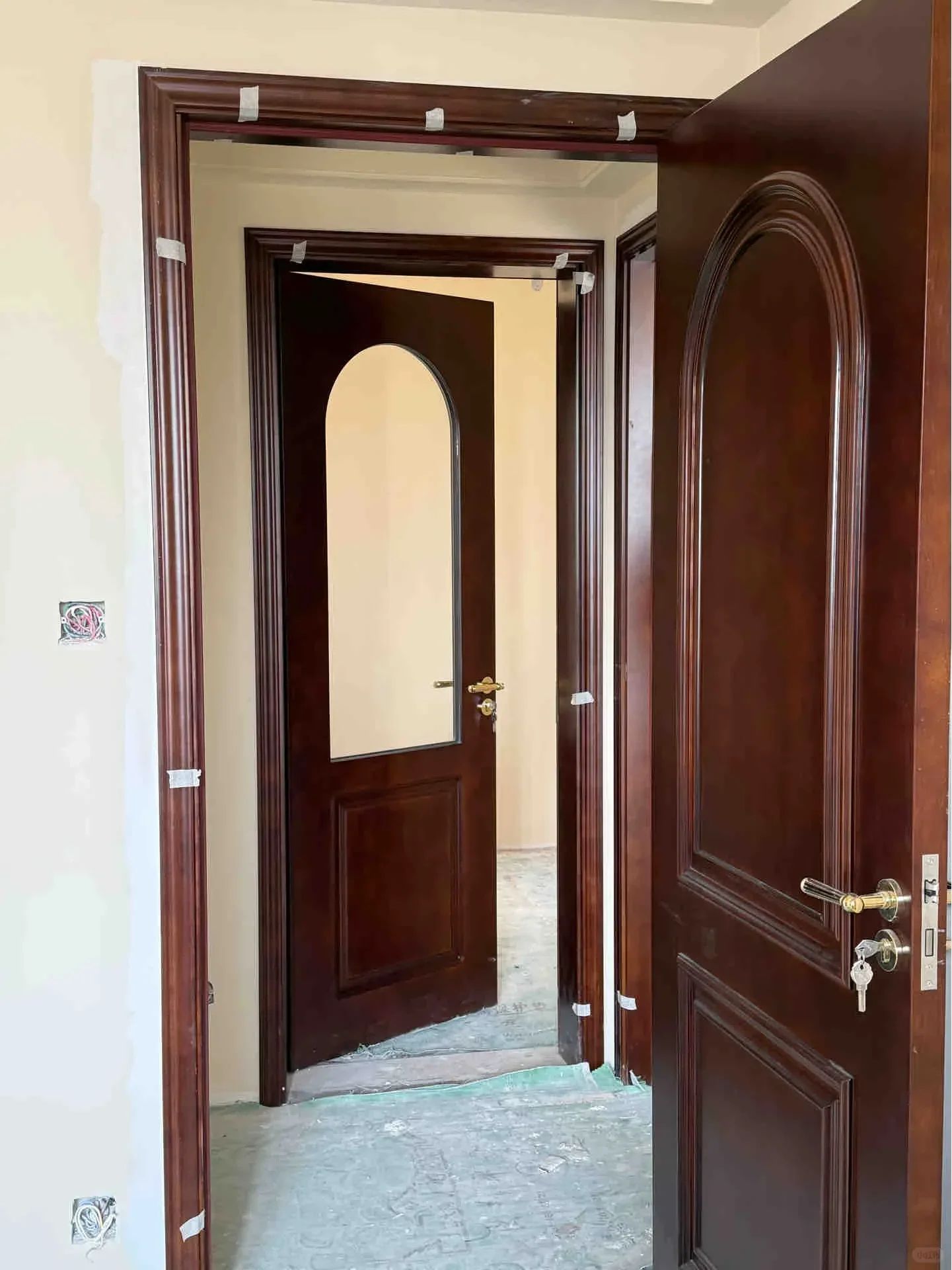 أبواب غرفة النوم الداخلية عالية الجودة، الوصول إلى الخصوصية، باب خشبي رمادي كتم الصوت، باب مرور حديث بسيط مع مقبض قفل