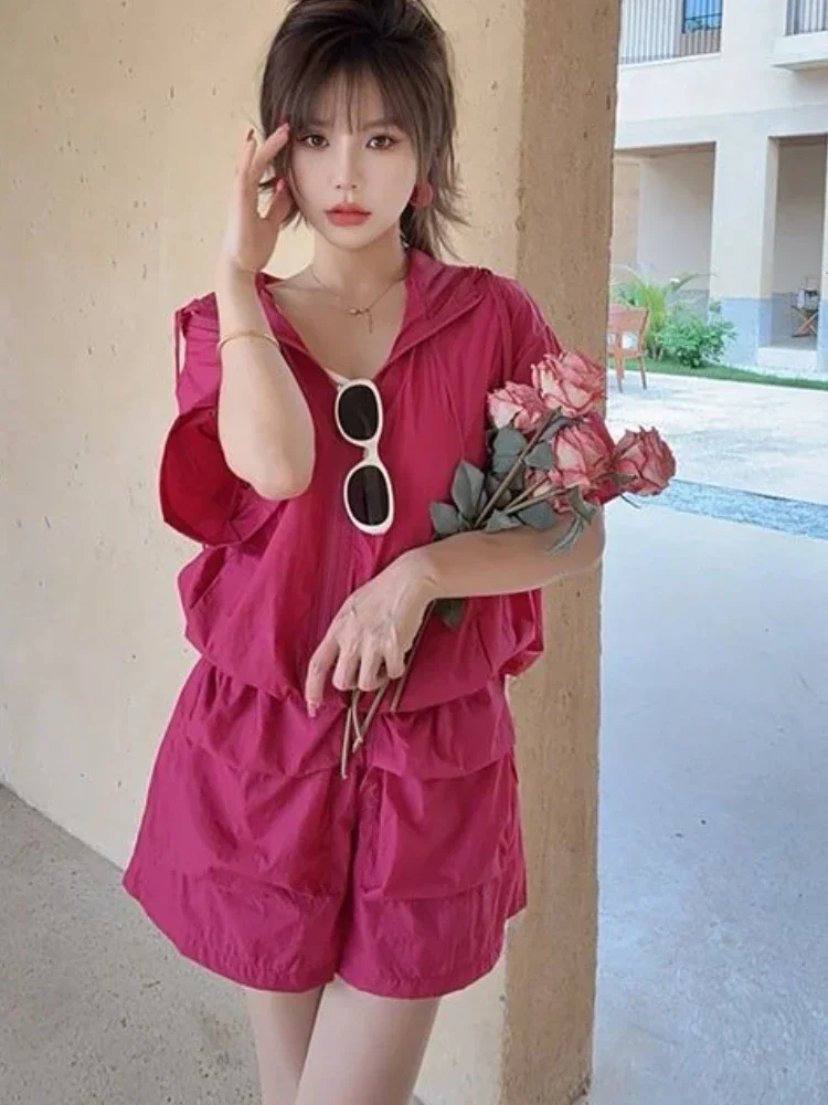 

2025 однотонные женские короткие комплекты на молнии, состоящие из 2 предметов, стильный свободный повседневный спортивный костюм, стильные тенденции, шикарные и элегантные женские шорты