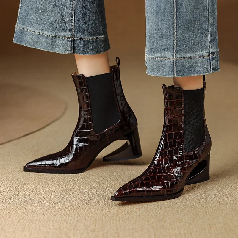 

Новинка 2026, осенне-зимние женские ботильоны высотой 22-24,5 см, короткие ботинки челси с тисненым камнем и острым носком на каблуке