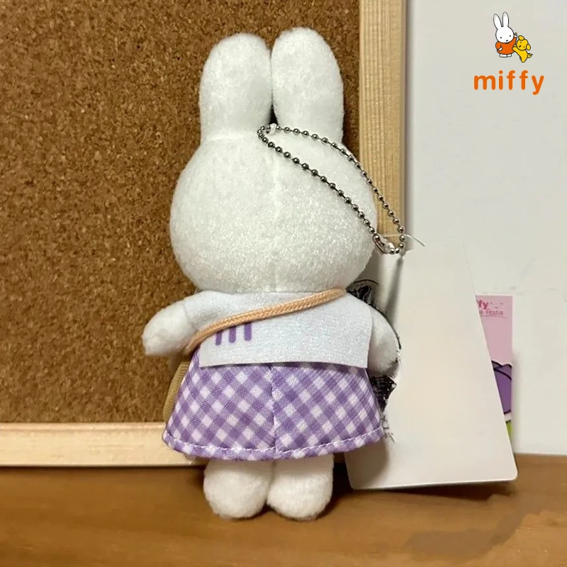 Kawaii Miffy Plush จี้อะนิเมะกระโปรงลายสก๊อตสีม่วงกระต่ายตุ๊กตาของเล่นกระเป๋าเป้สะพายหลังการ์ตูนอุปกรณ์เสริม Dopamine พวงกุญแจสาวของขวัญ