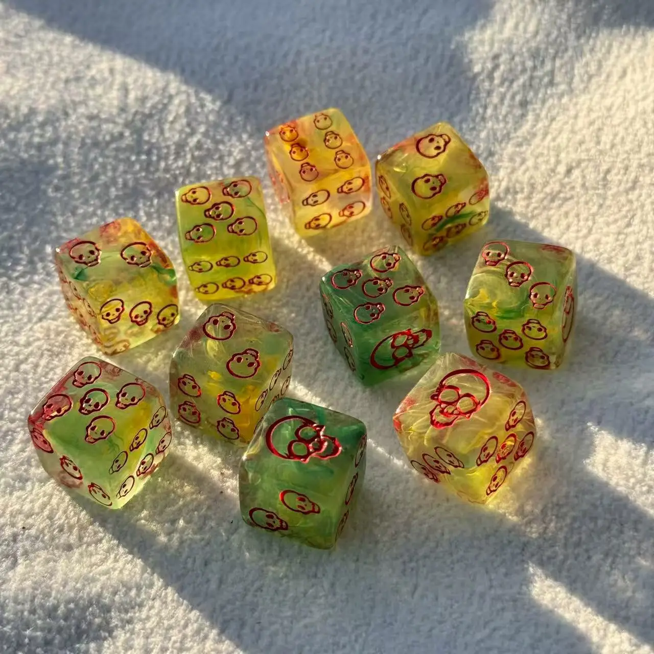 10pcs 16mm D6 MultiColor Transparent Dice With skulls patterned for Tabletop Games Sparkling Resin Gift Role-Playing Accessories
