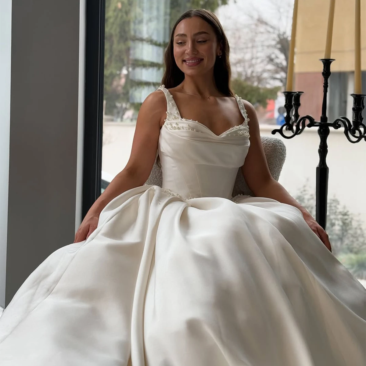 ชุดแต่งงานทรงบอลกาวน์ผ้าซาตินประดับมุกแบบโรแมนติก พร้อมชายกระโปรงยาว ทรงเอไลน์ เปิดหลัง สำหรับเจ้าสาวและงานเลี้ยง  ชุดราตรีสำหรับผู้หญิง  ชุดเจ้าสาวแบบยาว