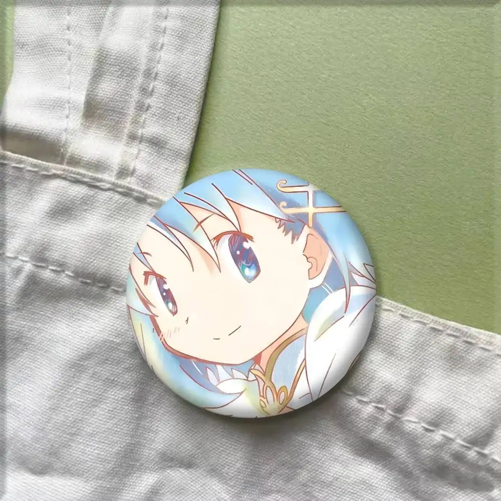 كارتون أنيمي P-Puella M-Magi Madoka Magica Miki Sayaka شارة ليزر مستديرة الكرتون بروش الملابس ظهره اكسسوارات التلبيب